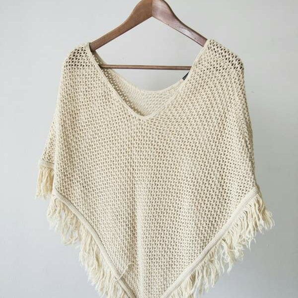 Poncho de crochet con flecos